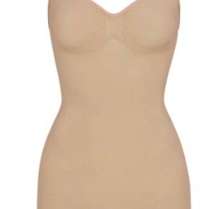 (2230) SKIMS NWT SEAMLESS SCULPT  MID THIGH BODYSUIT in CLAY